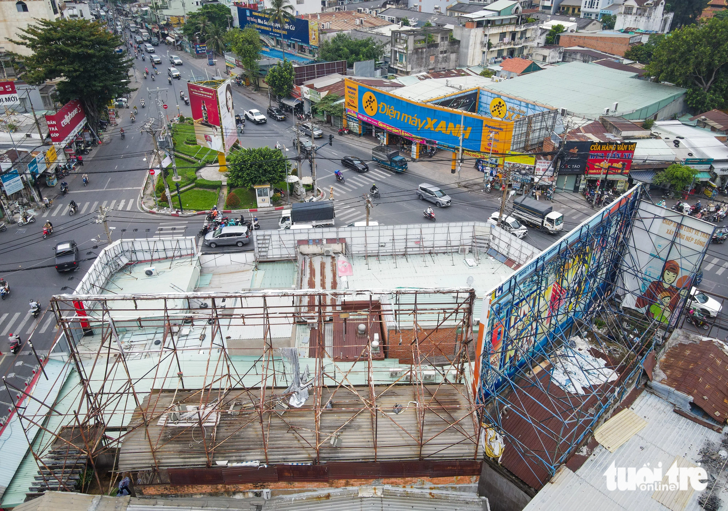 Nhìn ở khoảng cách gần hơn có thể thấy rõ bảng quảng cáo tại ngã năm Đài Liệt sĩ đã gỉ sét, một số thanh sắt bị gãy và cong vênh - Ảnh: CHÂU TUẤN