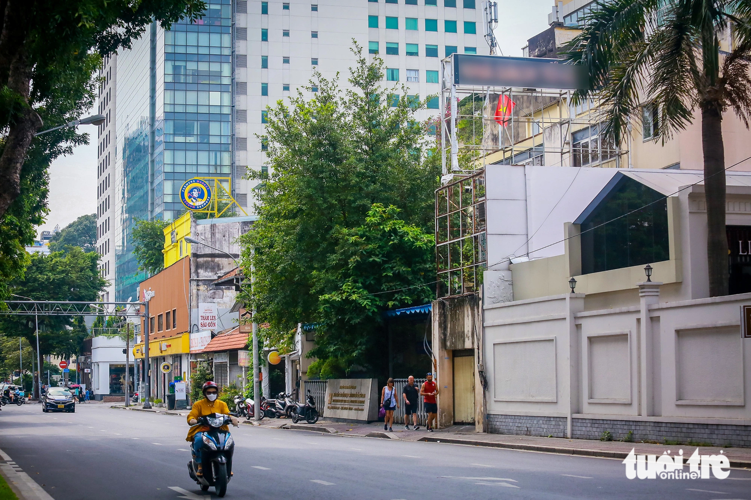 Thường xuyên đi qua đường Nguyễn Thị Minh Khai (quận 1), anh Tô Tấn Linh cho biết một số bảng cáo ở khu vực này rơi vào tình trạng "ế khách" lâu nay. Tuy nhiên không thấy đơn vị nào đến kiểm tra độ bền hay di dời đi chỗ khác. "Việc này đã vô tình biến các bảng quảng cáo thành mối hiểm họa ngay trên đầu người đi đường. Nếu như bảng đổ sập, rớt sắt trúng người dân thì ai chịu trách nhiệm?", anh Linh thắc mắc - Ảnh: CHÂU TUẤN