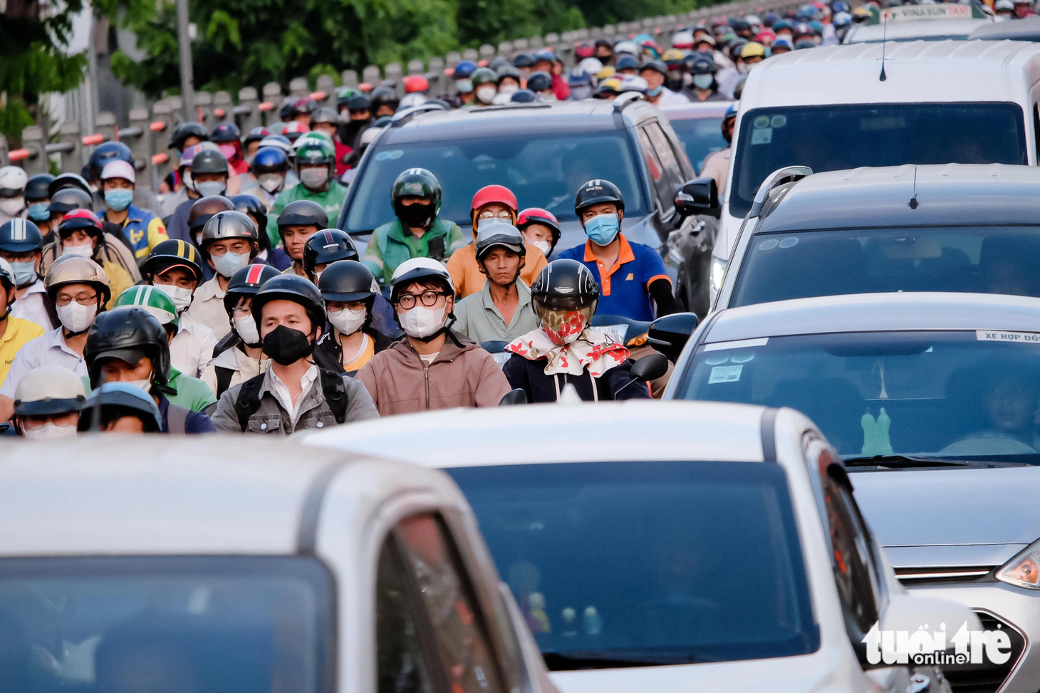 Xe máy chen chúc với ô tô nhích từng chút một trên cầu vượt Hoàng Hoa Thám giờ tan tầm