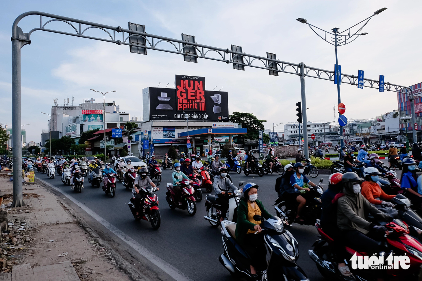 Giao lộ Cộng Hòa - Trường Chinh thường kẹt xe vào giờ cao điểm, có lực lượng chức năng túc trực chỉnh đèn tín hiệu và điều tiết giao thông. Khu vực này vừa được đốn hạ nhiều cây xanh trên vỉa hè để làm dự án đường nối Trần Quốc Hoàn - Cộng Hòa. Đây là dự án tạo ra một đường mới song hành và giảm tải cho các đường Cộng Hòa, Trường Chinh hiện hữu, được kỳ vọng góp phần hoàn thiện hệ thống hạ tầng giao thông, kéo giảm tình trạng ùn tắc tại khu vực