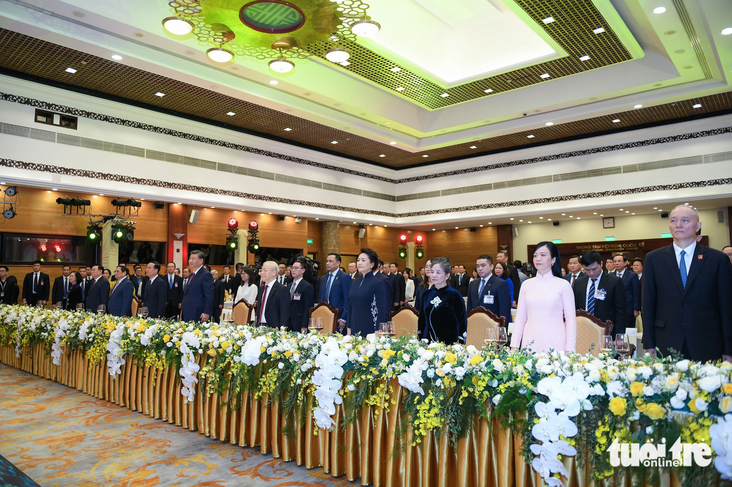 Lãnh đạo hai nước cùng các phu nhân đứng lên thực hiện nghi lễ cử quốc thiều hai nước - Ảnh: NAM TRẦN