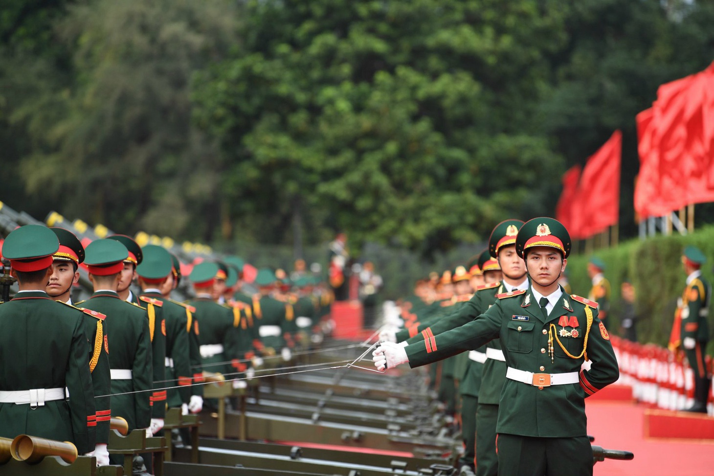 Đội hình thực hiện nghi thức vào vị trí - Ảnh: VIỆT TRUNG