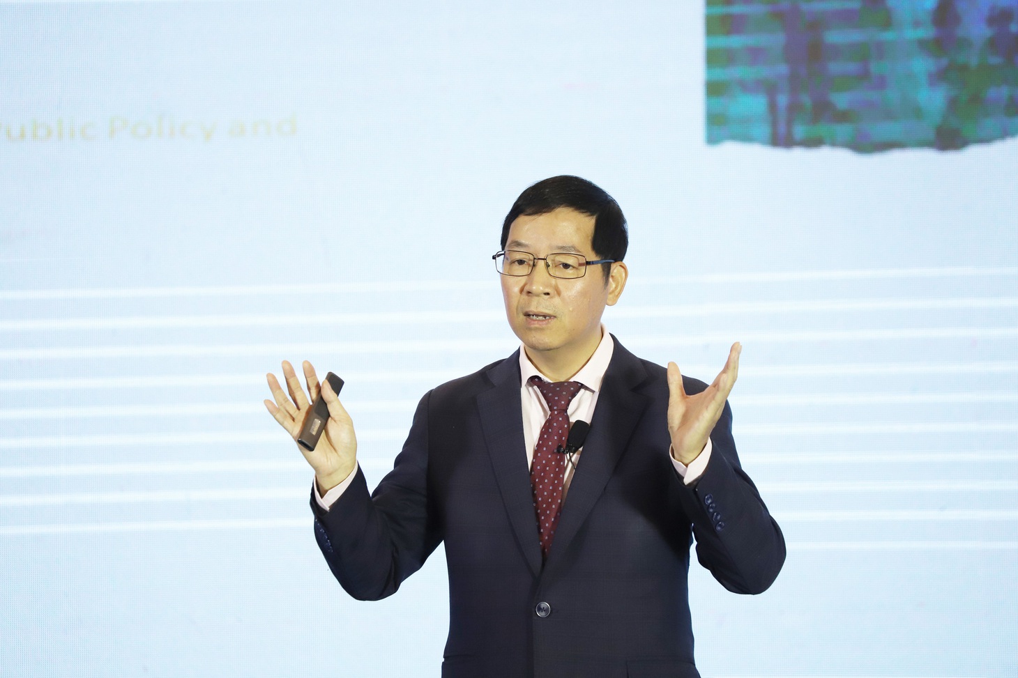 TS Vũ Thành Tự Anh trình bày các nội dung của báo cáo kinh tế thường niên Đồng bằng sông Cửu Long được công bố ngày 12-12 - Ảnh: CHÍ QUỐC