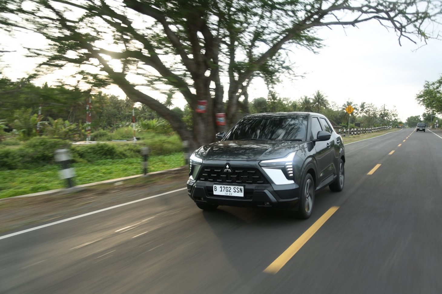 iNews: Với khoảng sáng gầm cao nhất trong phân khúc là 222mm, Mitsubishi Xforce có thể xử lý nhiều điều kiện đường sá khác nhau. Hệ thống treo cho cảm giác êm ái ngay cả khi đi đường chưa trải nhựa. Khả năng xử lý tốt, bán kính quay vòng nhỏ nên xe dễ dàng rẽ vào đường hẹp. Đi qua những đoạn nằm trên khu vực đồi núi vẫn cho cảm giác thoải mái nhờ hộp số CVT - Ảnh: Mitsubishi