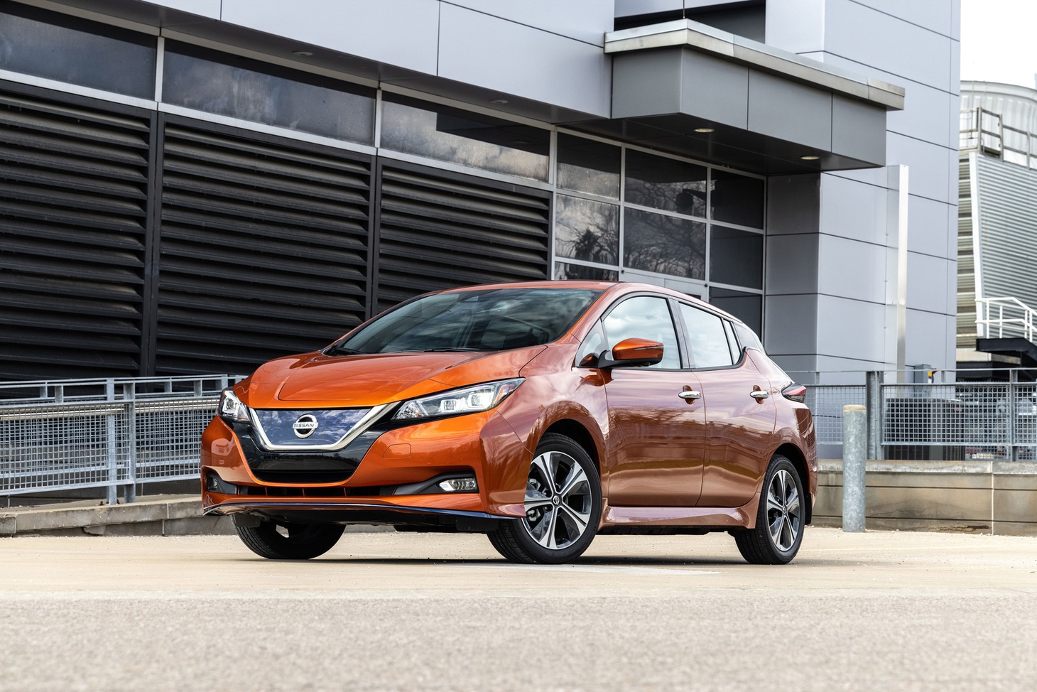 Khác với những mẫu còn lại trong danh sách, Nissan Leaf là chiếc xe điện sản xuất hàng loạt đầu tiên được bán ở Mỹ, ra mắt vào năm 2011. Tuy nhiên, thời gian đã trôi qua, những chiếc xe điện hiện đại hơn đã khiến Leaf trở nên lỗi thời - Ảnh: Nissan