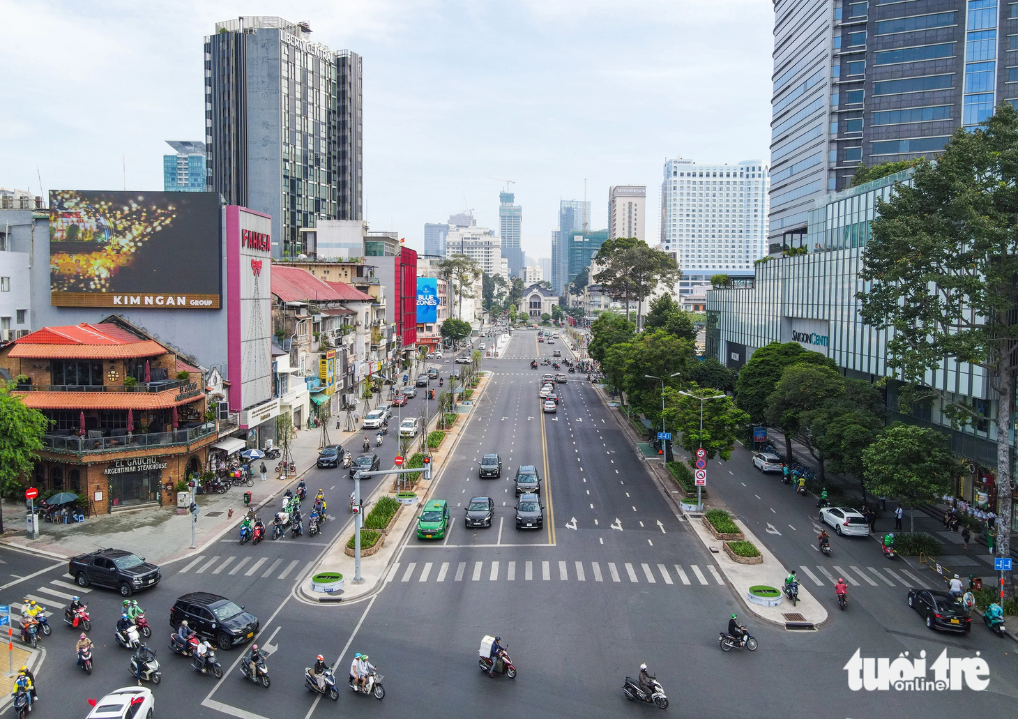 Sáng 13-12, hàng chục công nhân cây xanh có mặt trên đường Lê Lợi để trồng và cắt tỉa hàng cây me xanh - Ảnh: CHÂU TUẤN