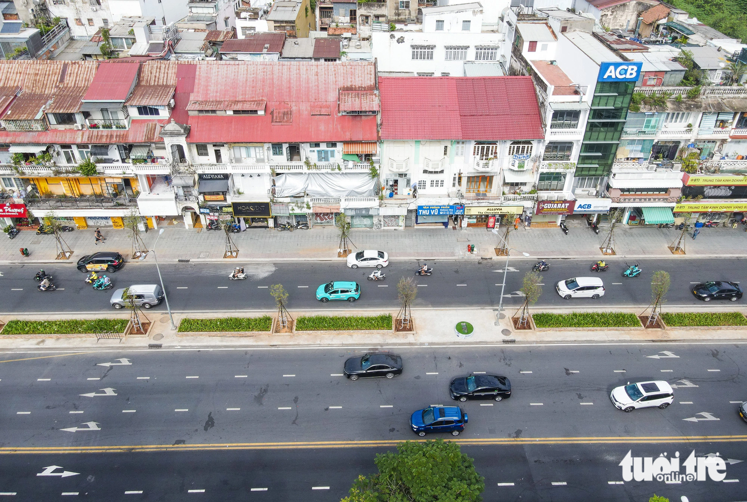 Ông Vũ Văn Điệp - giám đốc Trung tâm Quản lý hạ tầng kỹ thuật TP.HCM - cho biết việc tái lập đường Lê Lợi hiện nay cơ bản hoàn thành. Hiện trung tâm đang trồng lại cây xanh tại đây như trước khi làm tuyến metro số 1 - Ảnh: CHÂU TUẤN