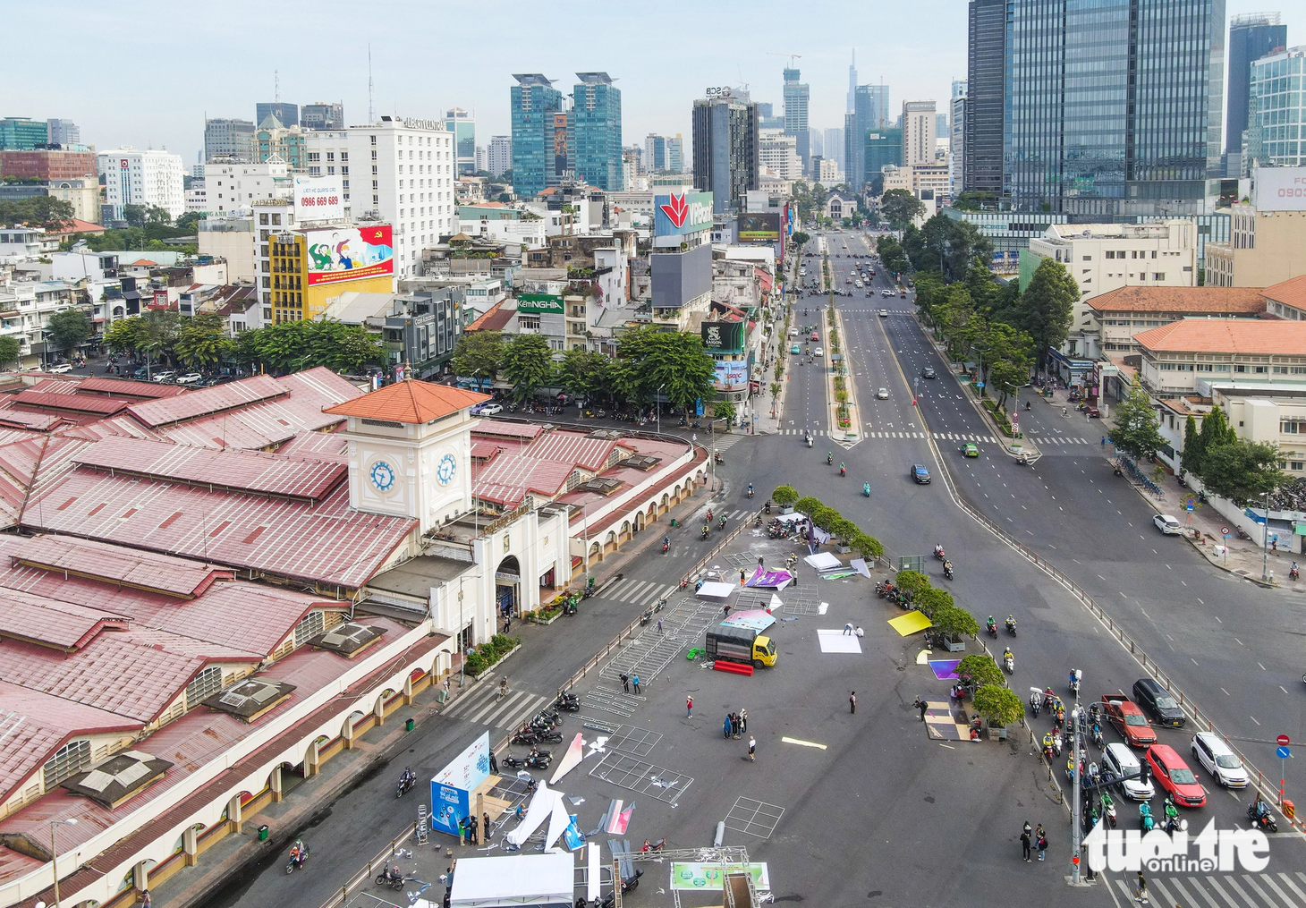 Khi hoàn thành, một dải đường Lê Lợi từ chợ Bến Thành sẽ có khoảng 84 cây me. Vài năm tới tuyến đường sẽ được phủ xanh, tạo bóng mát cho người đi đường - Ảnh: CHÂU TUẤN