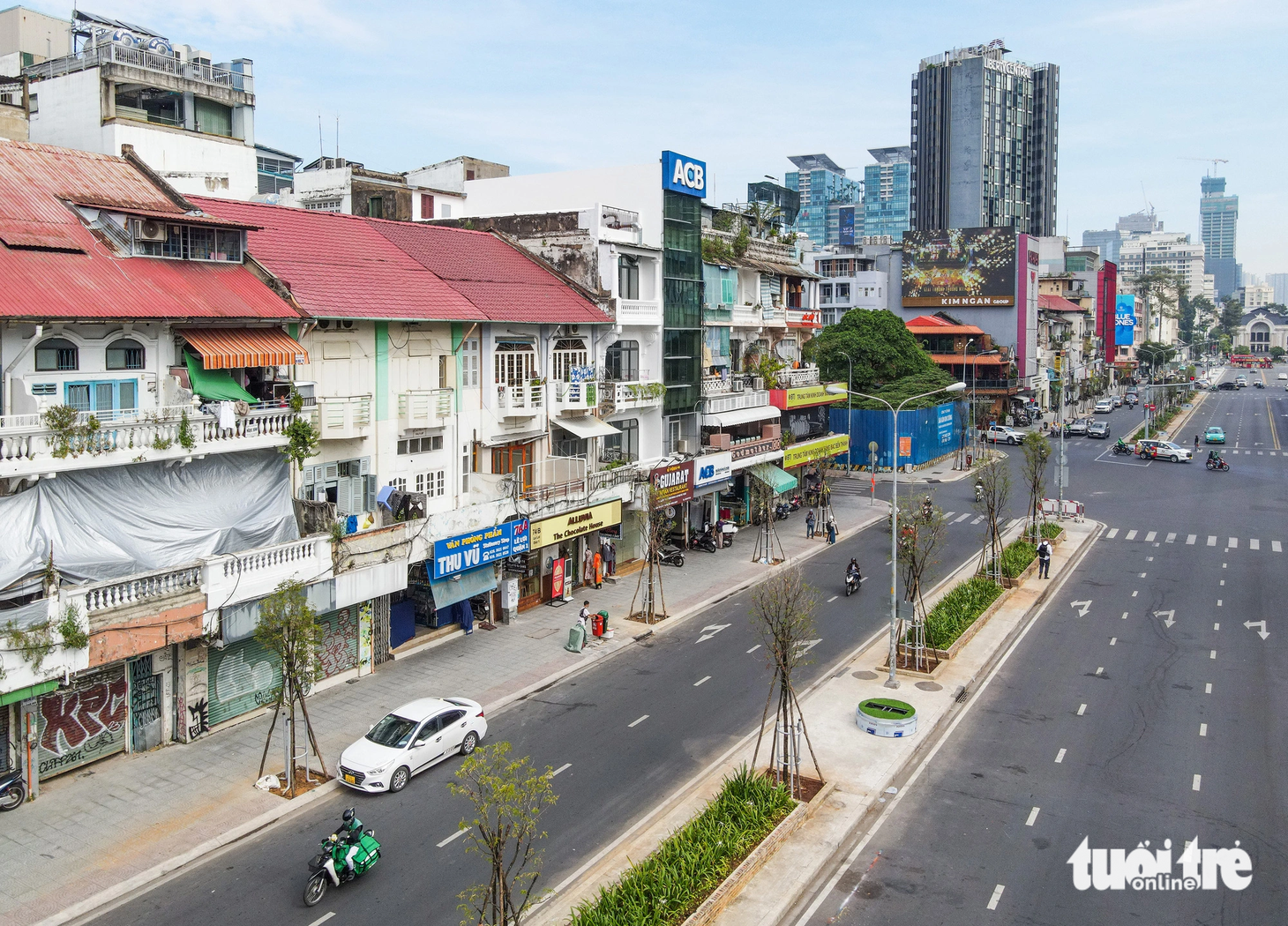 Hàng cây me xanh mới được trồng không những tạo bóng mát mà còn góp phần tô điểm, chỉnh trang cho đường Lê Lợi sau nhiều năm rào chắn để làm ga ngầm metro số 1 - Ảnh: CHÂU TUẤN