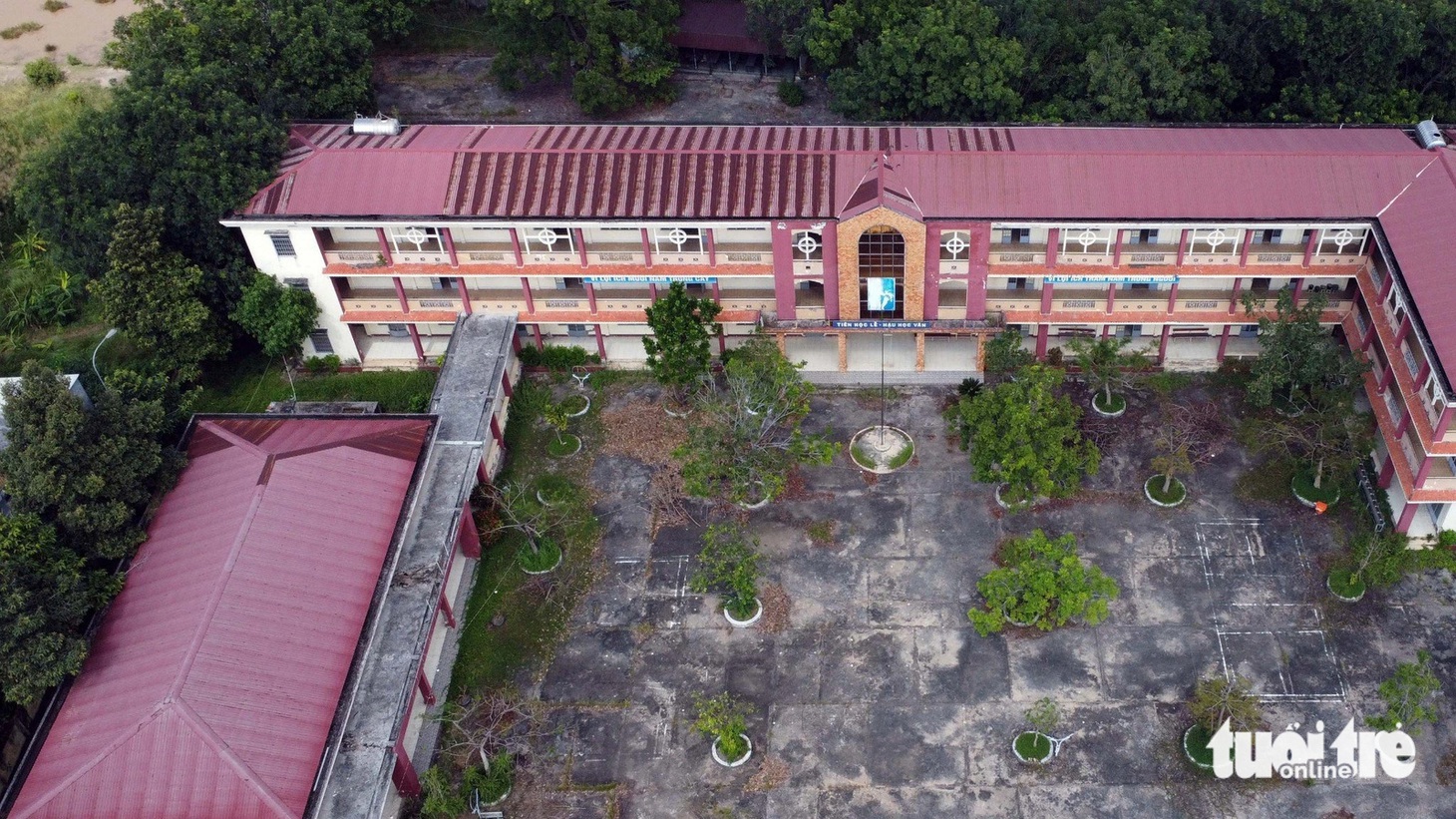Trường THCS Dương Văn Thì xuống cấp, học sinh phải học nhờ trường khác - Ảnh: A LỘC