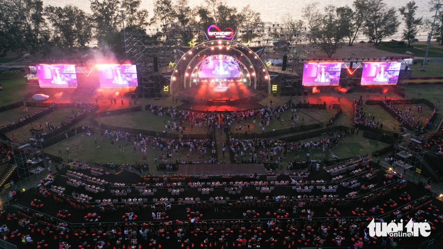 Sân khấu đêm nhạc Maroon 5 sát bờ biển Phú Quốc nhìn từ trên cao