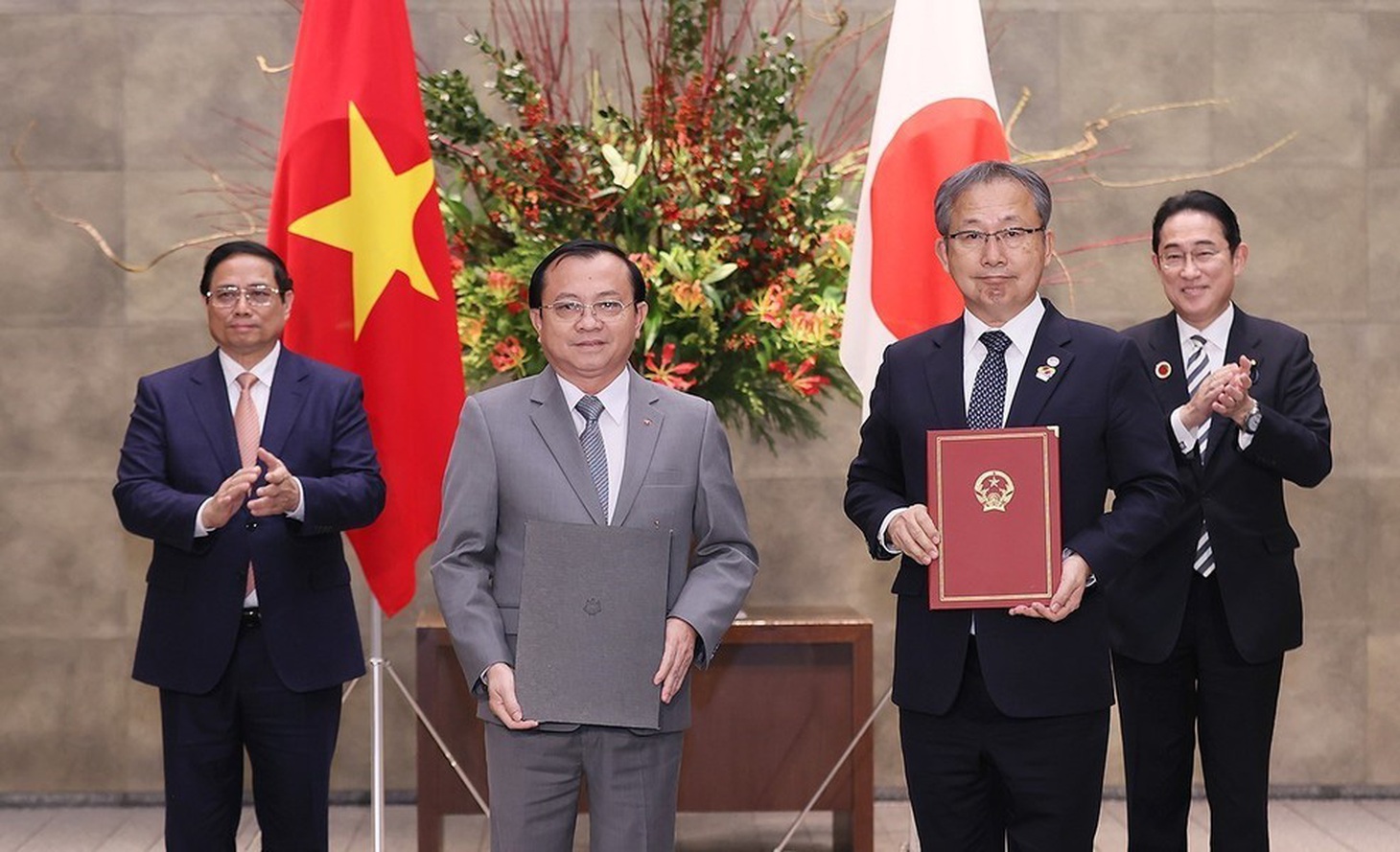 Thủ tướng Phạm Minh Chính và Thủ tướng Kishida Fumio chứng kiến lễ trao văn kiện hợp tác giữa hai nước - Ảnh: TTXVN