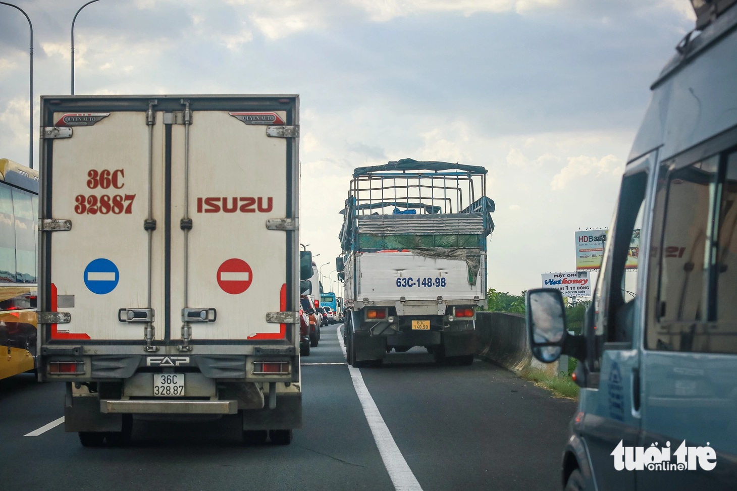 Một số xe bất chấp quy định, chạy vào làn khẩn cấp để luồn lách qua đoạn kẹt xe - Ảnh: CHÂU TUẤN
