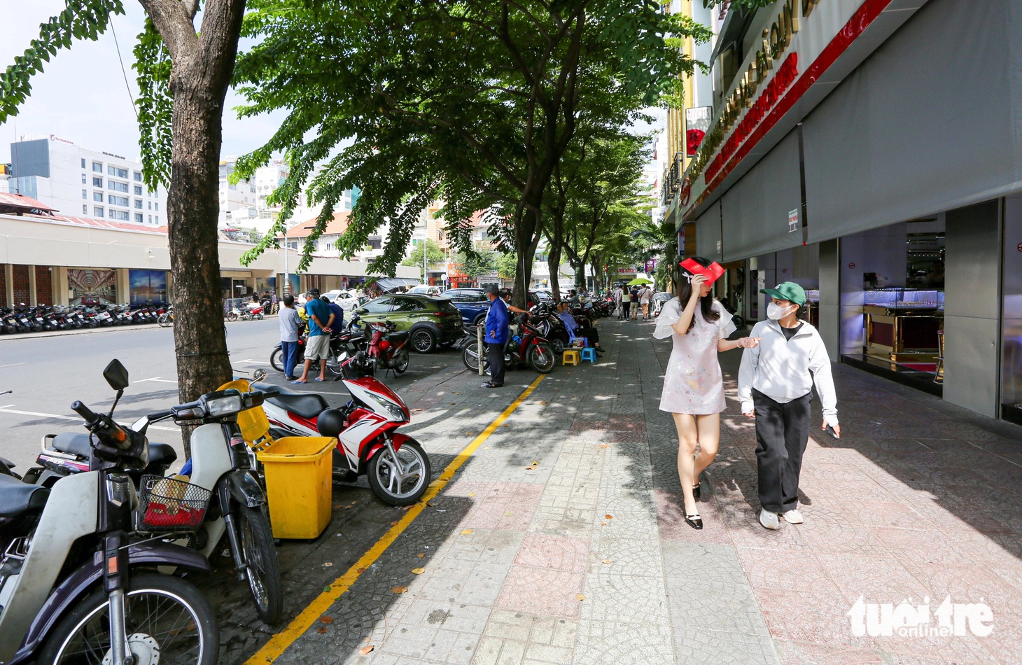 "Trước kia nhiều tuyến đường, vỉa hè ở quận 1 bị lấn chiếm khiến người đi bộ bức xúc vì không có chỗ đi. Hiện nay cơ quan chức năng tổ chức kẻ vạch chỗ để xe ở một vài tuyến đường, giúp đô thị dần ngăn nắp nên người dân không có gì phải phàn nàn. Hy vọng quận 1 sẽ làm đồng bộ việc này ở các vỉa hè, đường đủ điều kiện", chị Thảo Như, người dân quận 1, chia sẻ - Ảnh: LÊ PHAN