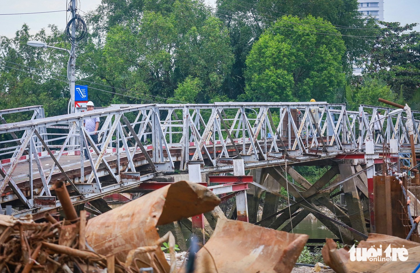 Phần cầu cũ hầu hết được làm bằng sắt, thép (nhiều mối hàn và bắt ốc vít). Dự kiến thời gian tháo dỡ sẽ kéo dài khoảng một tháng - Ảnh: CHÂU TUẤN