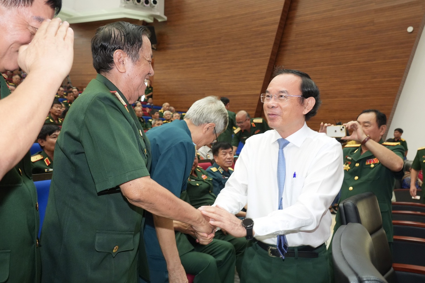 Bí thư Thành ủy TP.HCM Nguyễn Văn Nên thăm hỏi các cán bộ quân đội nghỉ hưu - Ảnh: HỮU HẠNH