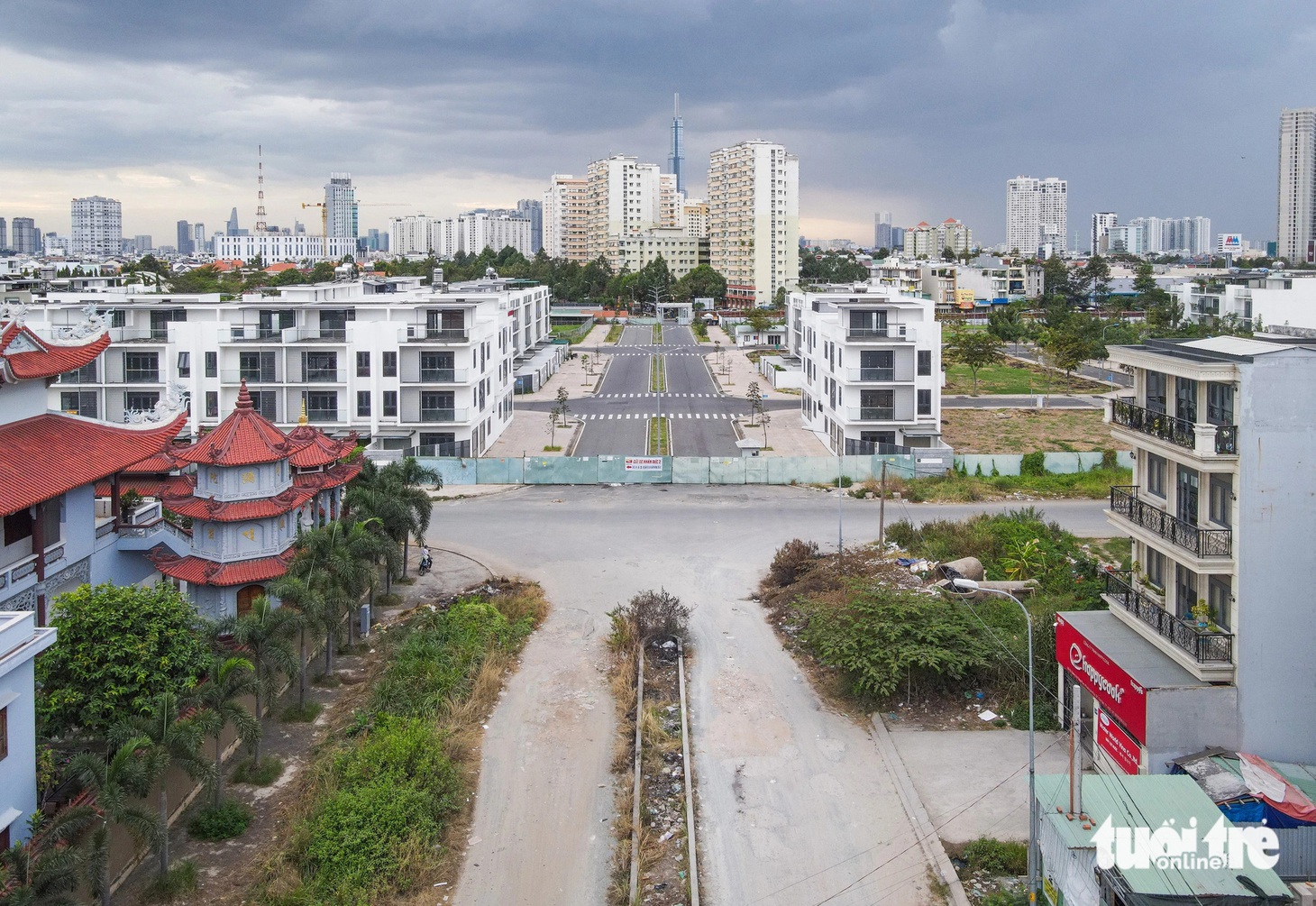 Một đoạn đường Vũ Tông Phan (ảnh chụp bên khu đô thị An Phú) bị rào chắn ngăn cách. Đây là tuyến đường quan trọng, nếu thông suốt sẽ kết nối với đường Mai Chí Thọ, hướng đi về cầu Ba Son vào quận 1 - Ảnh: CHÂU TUẤN