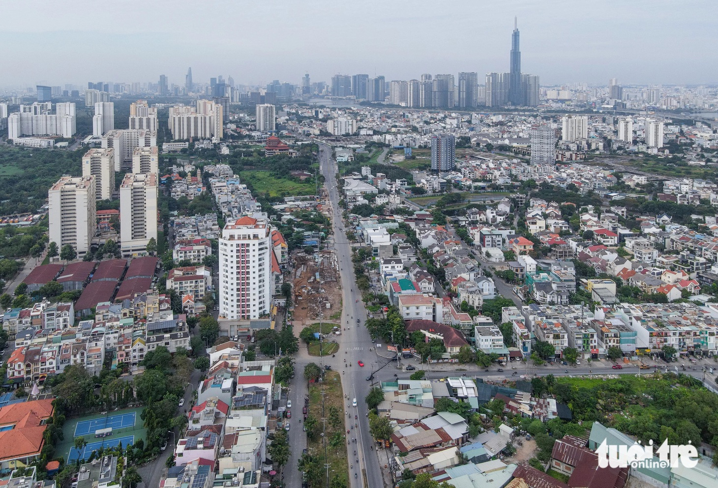 Được giao đất từ năm 2001, khoảng 600m đường Lương Định Của từ ngã ba Nguyễn Hoàng đến nút giao An Phú (TP Thủ Đức, TP.HCM) vẫn chưa thể mở rộng. "Nút cổ chai" ngay vị trí cửa ngõ này là nỗi ám ảnh của người dân&nbsp;