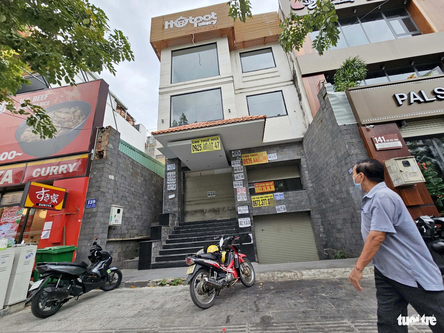 Tại con đường ẩm thực Phan Xích Long (quận Phú Nhuận), hiện số lượng mặt bằng cho thuê đã gần như được phủ kín sau khi UBND quận Phú Nhuận chỉnh trang để xây dựng phố ẩm thực, đến chiều 22-12 chỉ còn 3 mặt bằng đang treo biển cho thuê. Trong ảnh là mặt bằng hiếm hoi tại con đường này đang còn treo biển cho thuê nhà