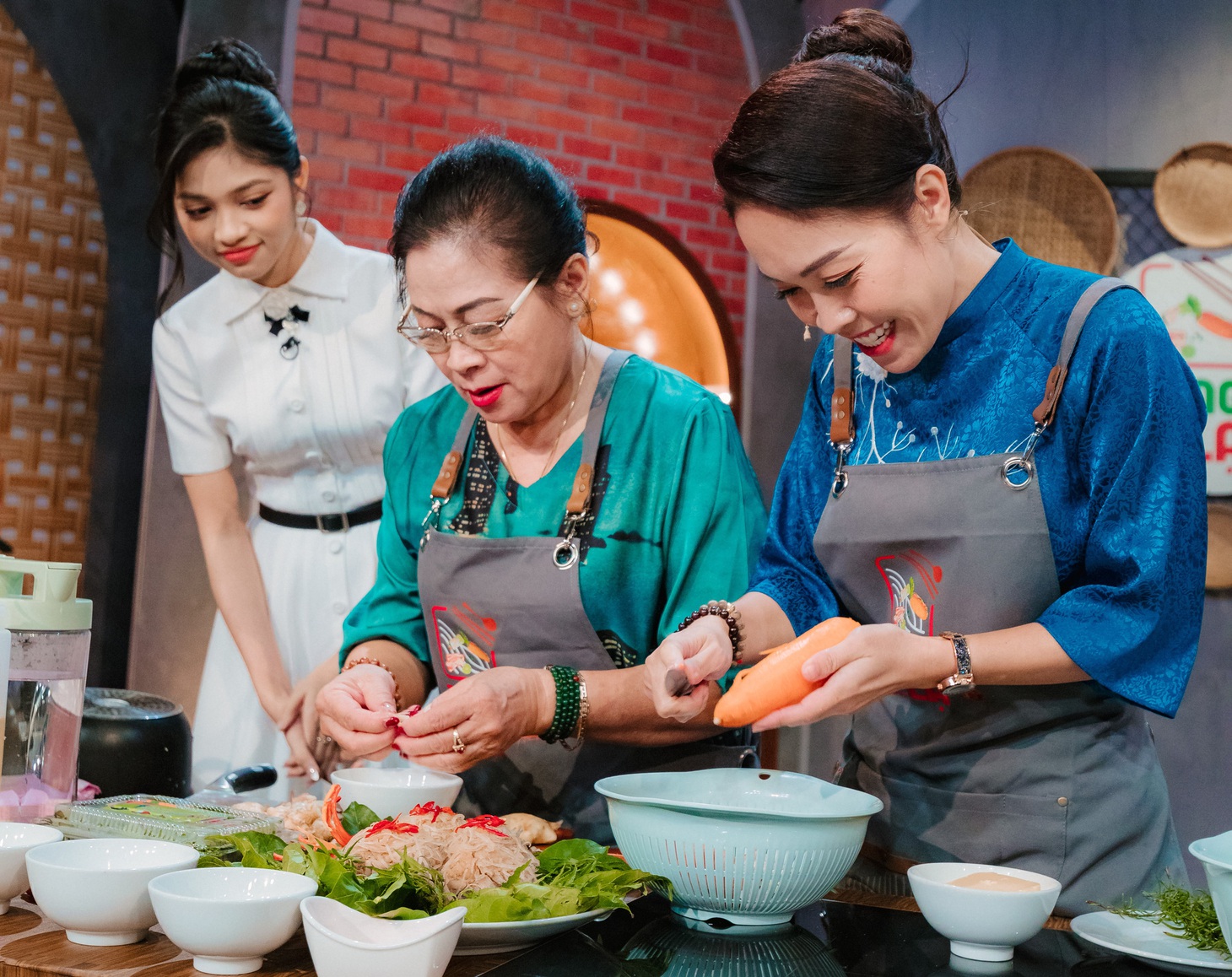 Các thí sinh thực hiện thử thách trong Của ngon vật lạ - Ảnh: VTV