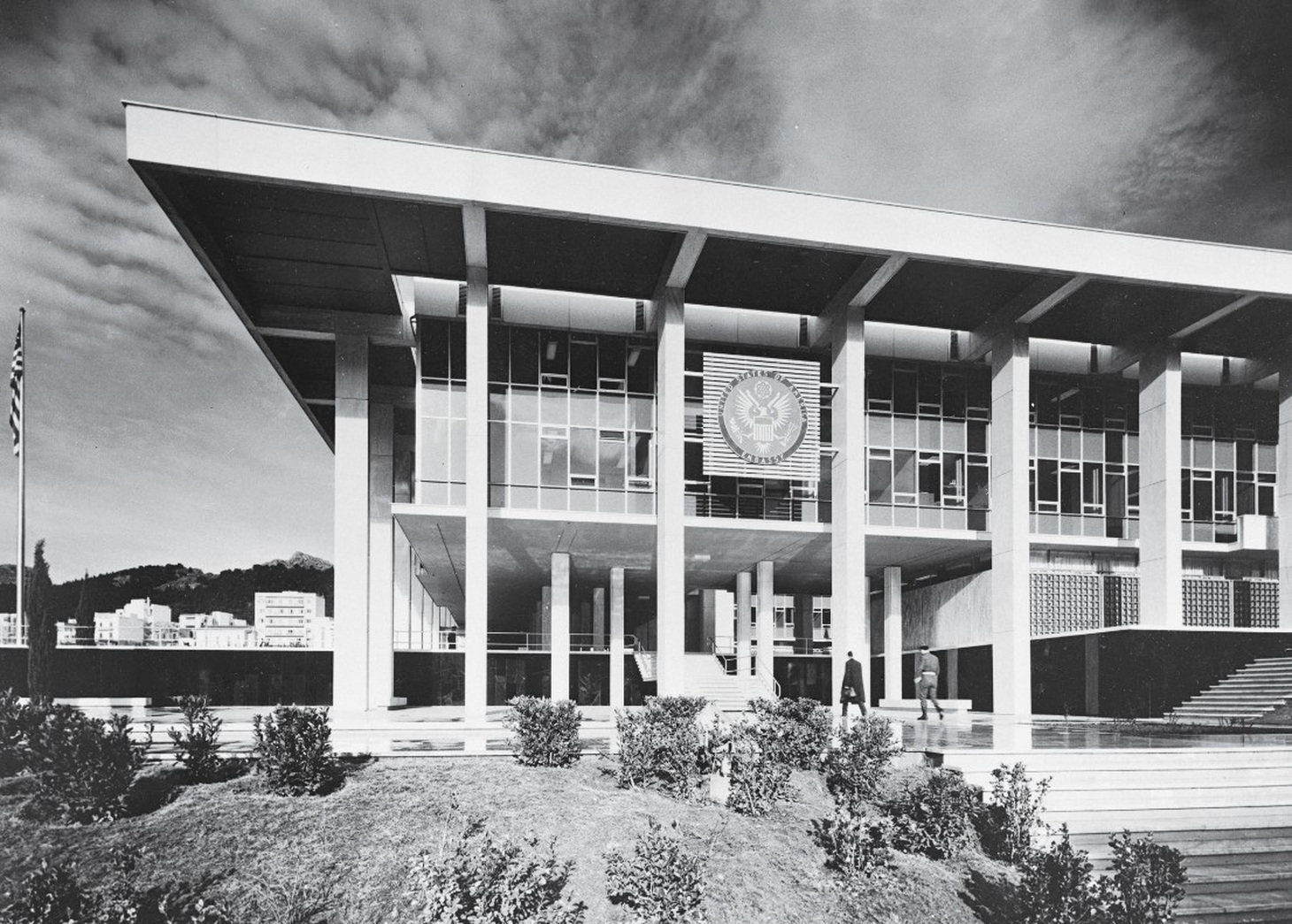 Kiến trúc sư Walter Gropius mượn kiến trúc đền Parthenon của Hy Lạp để thiết kế Đại sứ quán Mỹ ở Athens - Ảnh: HARVARD ART MUSEUMS