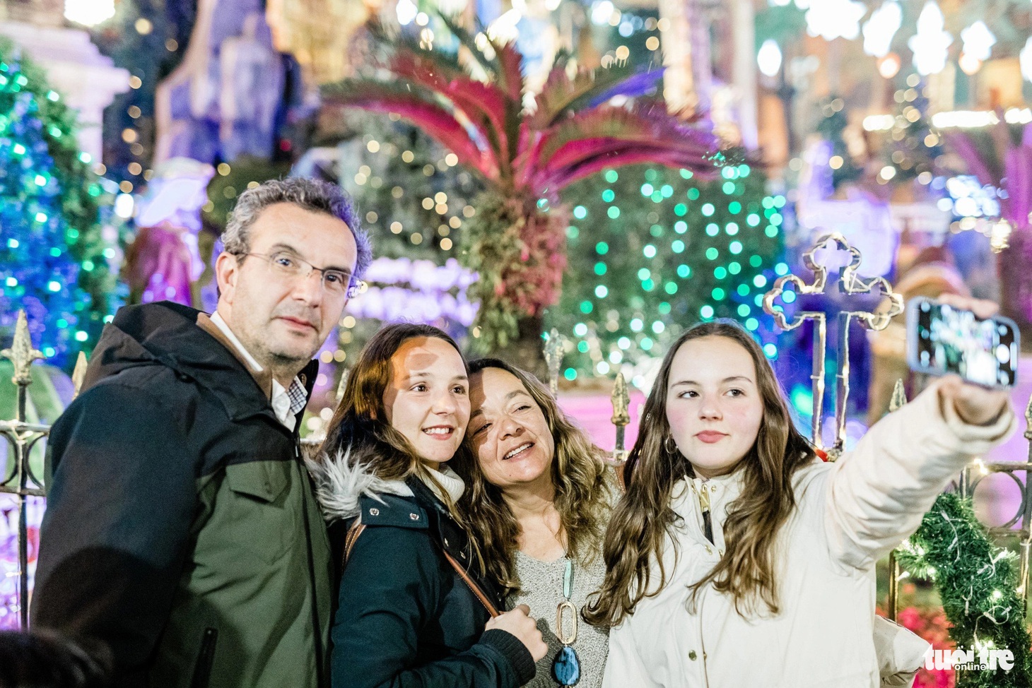 "Gia đình đã lựa chọn Việt Nam là nơi để đón Giáng sinh, sau chuyến công tác tại Singapore, trước khi đến và tham quan Hà Nội, gia đình mình đã có chuyến du ngoạn trên du thuyền ở vịnh Hạ Long, sau đó cả gia đình quay về Hà Nội và Nhà thờ lớn Hà Nội là địa điểm lý tưởng để đón một mùa Giáng sinh rất tuyệt vời", bạn Bea đến từ Bồ Đào Nha chia sẻ - Ảnh: DANH KHANG