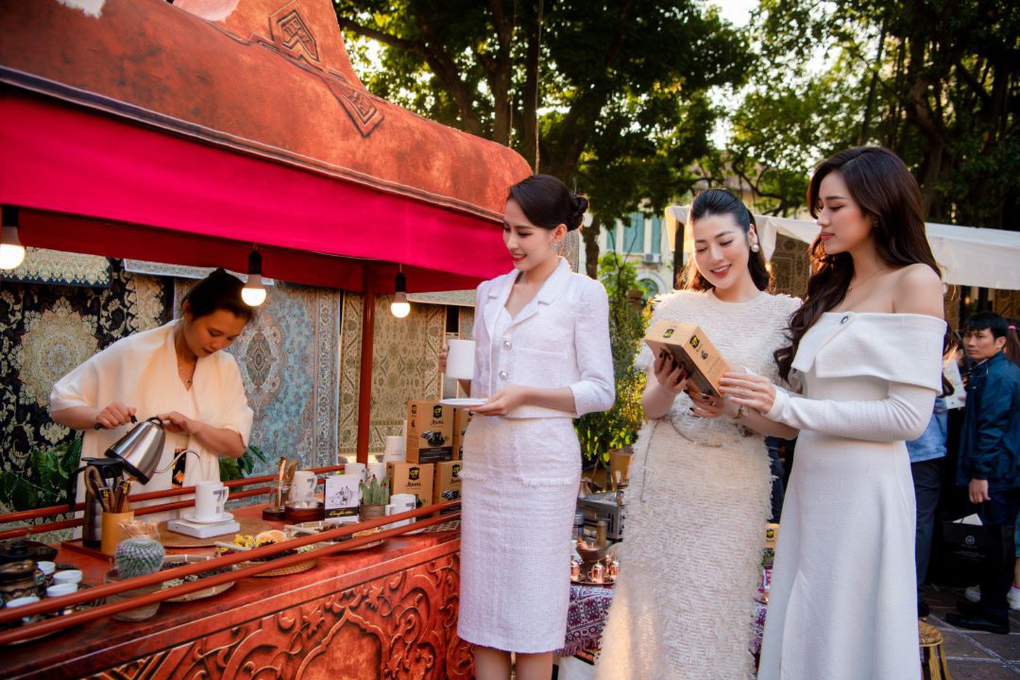 Hoa hậu Đỗ Hà, Á hậu Ngọc Hằng và Á hậu Tú Anh bất ngờ với những ly cà phê G7 Gold được sáng tạo từ cà phê Robusta Buôn Ma Thuột ngon nhất thế giới, mang hương vị 3 nền văn minh cà phê.