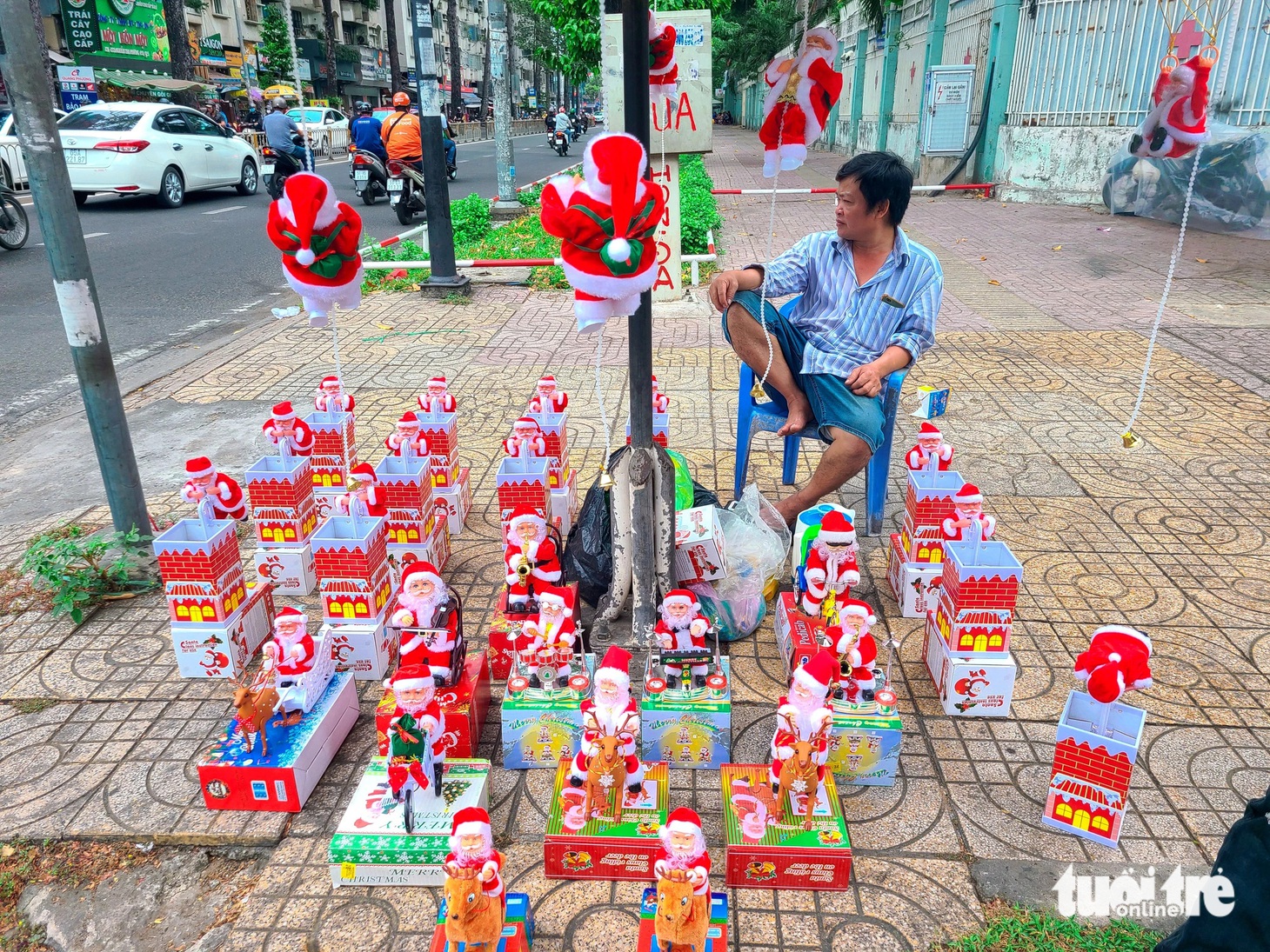 Đường phố ngập tràn sắc màu Giáng sinh song lượng khách mua cũng trồi sụt, không sôi động như những năm trước - NHẬT XUÂN