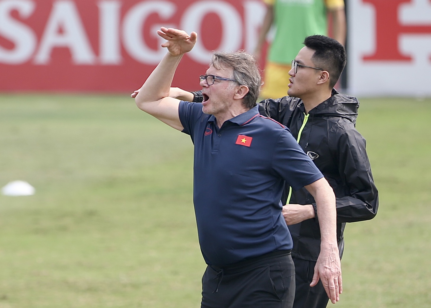 HLV Troussier khiến dư luận tranh cãi về quyết định thay đổi chuyên môn theo cách của mình - Ảnh: HOÀNG TÙNG