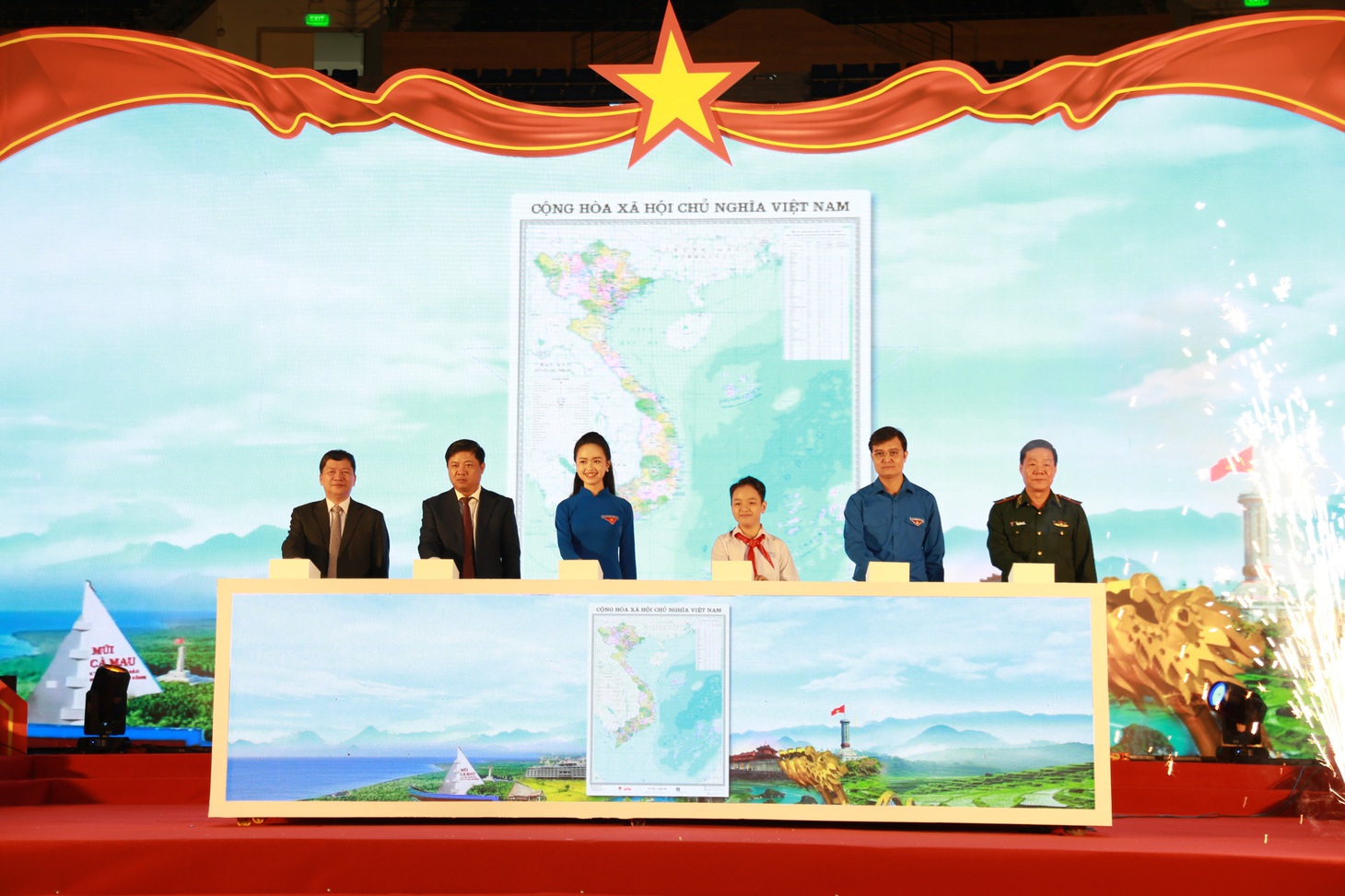 Các đại biểu ấn nút khởi động cuộc vận động "Tự hào một dải non sông" - Ảnh: ĐOÀN NHẠN