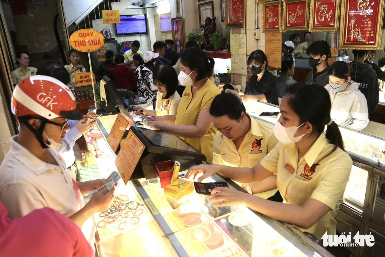 Tại tiệm vàng Mi Hồng, không khí cũng