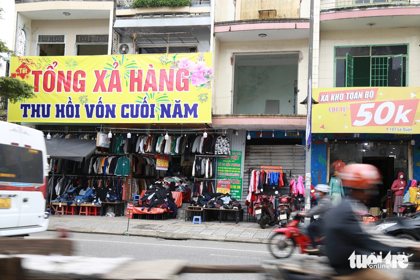 Dù đã "tổng xả hàng thu hồi vốn" nhưng các shop vẫn vắng bóng khách mua - Ảnh: ĐOÀN NHẠN