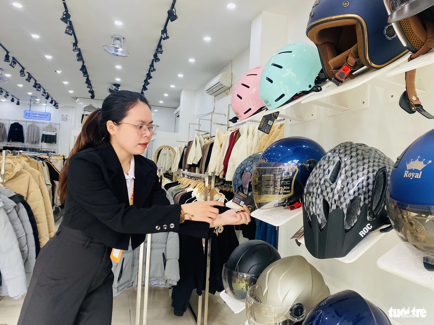 Shop F. bày thêm kệ bán mũ bảo hiểm để mong thêm nguồn doanh thu trong thời buổi thị trường ảm đạm - Ảnh: ĐOÀN NHẠN