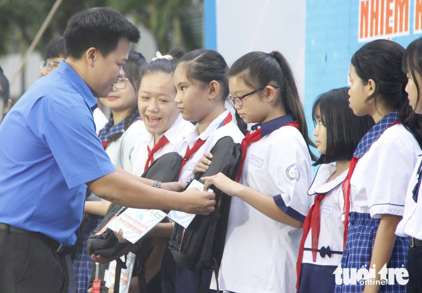 Tặng quà, học bổng cho học sinh nghèo học giỏi tại ngày hội&nbsp;