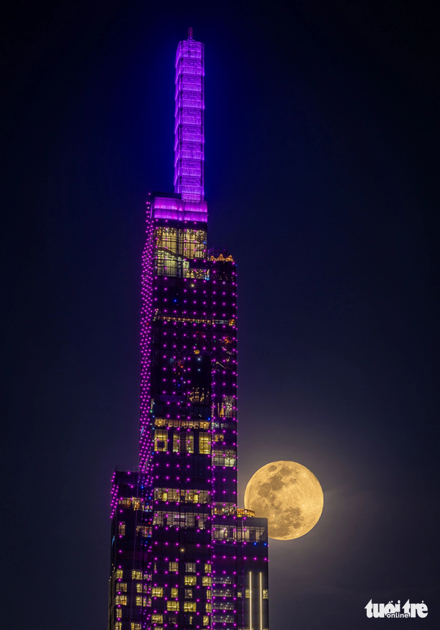Mặt trăng và tòa nhà cao nhất Việt Nam Landmark 81 (TP.HCM), ảnh chụp tháng 12-2023 bằng kĩ thuật chồng hình và HDR (High Dynamic Ranger)- Ảnh: MINH HÒA