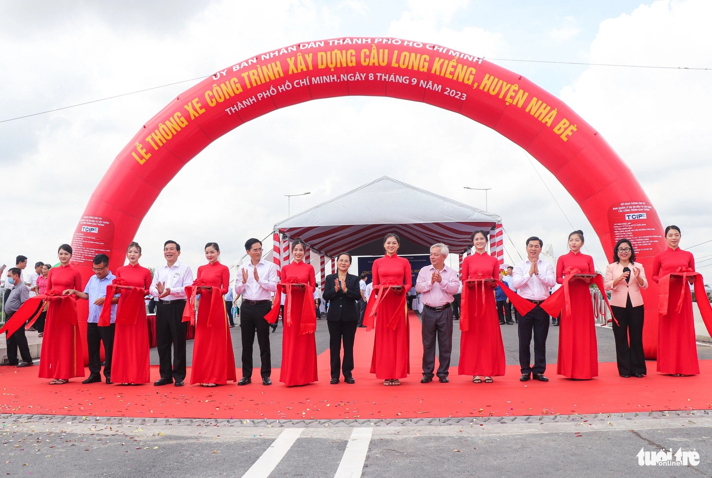 Năm qua, ngành giao thông TP.HCM đã khởi công và tập trung làm 12 công trình giao thông trọng điểm như: quốc lộ 50, mở rộng đường Tân Kỳ Tân Quý… Ngoài ra, đã hoàn thành và đưa vào sử dụng 19 dự án, gói thầu như: khánh thành cầu Long Kiểng (huyện Nhà Bè), nâng cấp mở rộng đường Lê Văn Chí (TP Thủ Đức), xây dựng cầu Vàm Sát 2 (huyện Cần Giờ) - Ảnh: CHÂU TUẤN