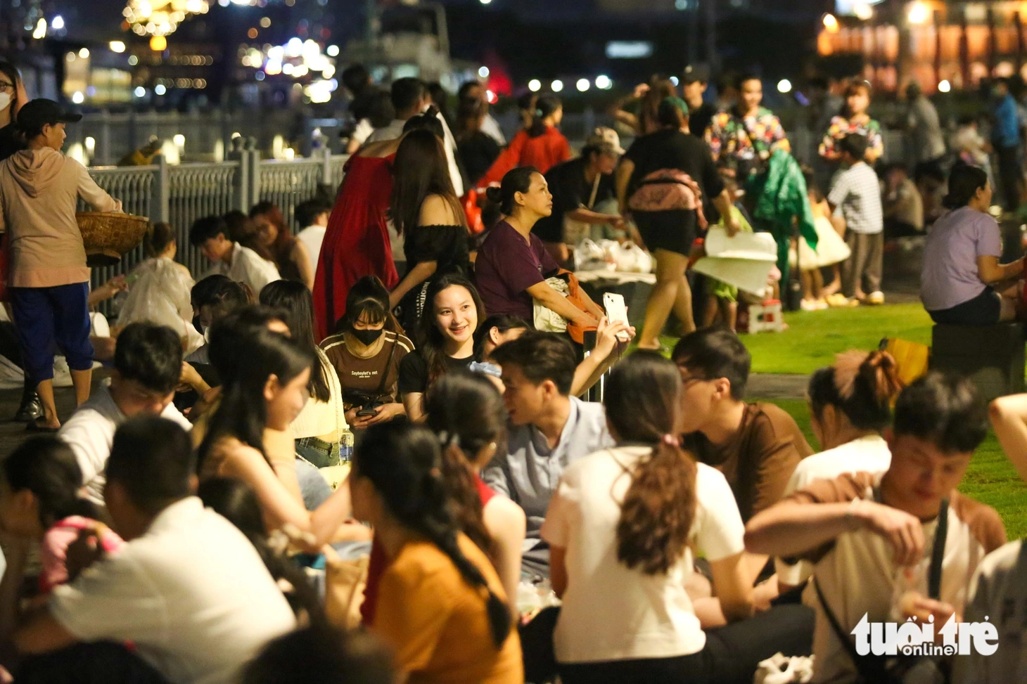 Tại công viên bến Bạch Đằng, nhiều bạn trẻ có mặt từ rất sớm để ăn uống, vui chơi - Ảnh: PHƯƠNG QUYÊN