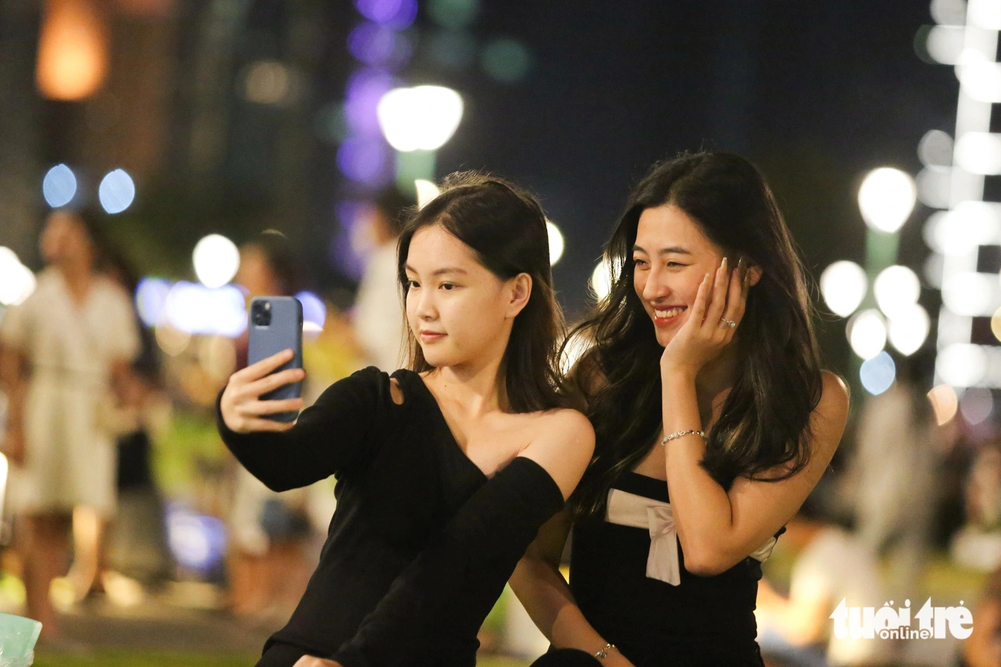 Ngọc Trâm (phải) cùng bạn lưu lại khoảnh khắc kỷ niệm trong ngày cuối cùng của năm - Ảnh: PHƯƠNG QUYÊN