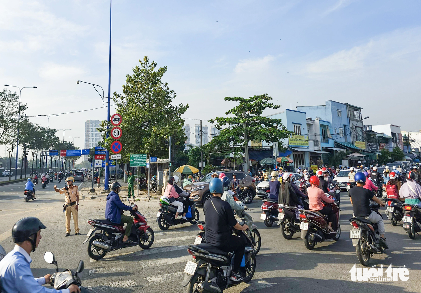 Lực lượng cảnh sát giao thông thường xuyên có mặt để phân luồng giao thông ở nút giao An Phú, khu vực đầu đường Lương Định Của để giảm ùn tắc xe cộ - Ảnh: ÁI NHÂN