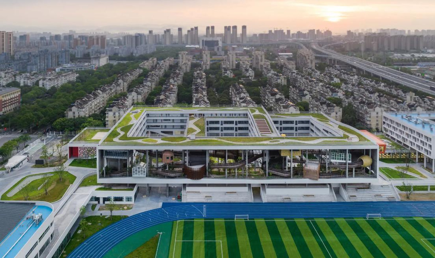 Công viên lớn trên tầng thượng của trường Huizhen - Ảnh: APPROACH DESIGN STUDIO