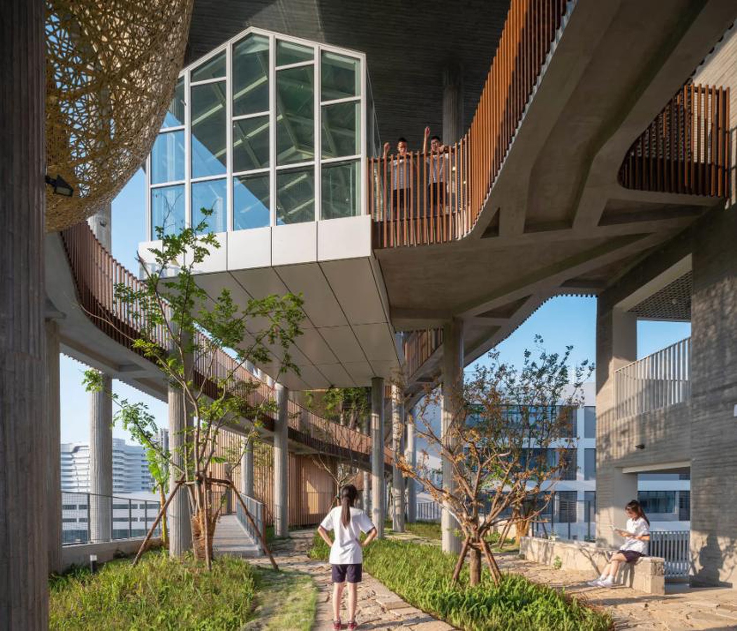 Các lớp học luôn được bao quanh bằng cây xanh - Ảnh: APPROACH DESIGN STUDIO