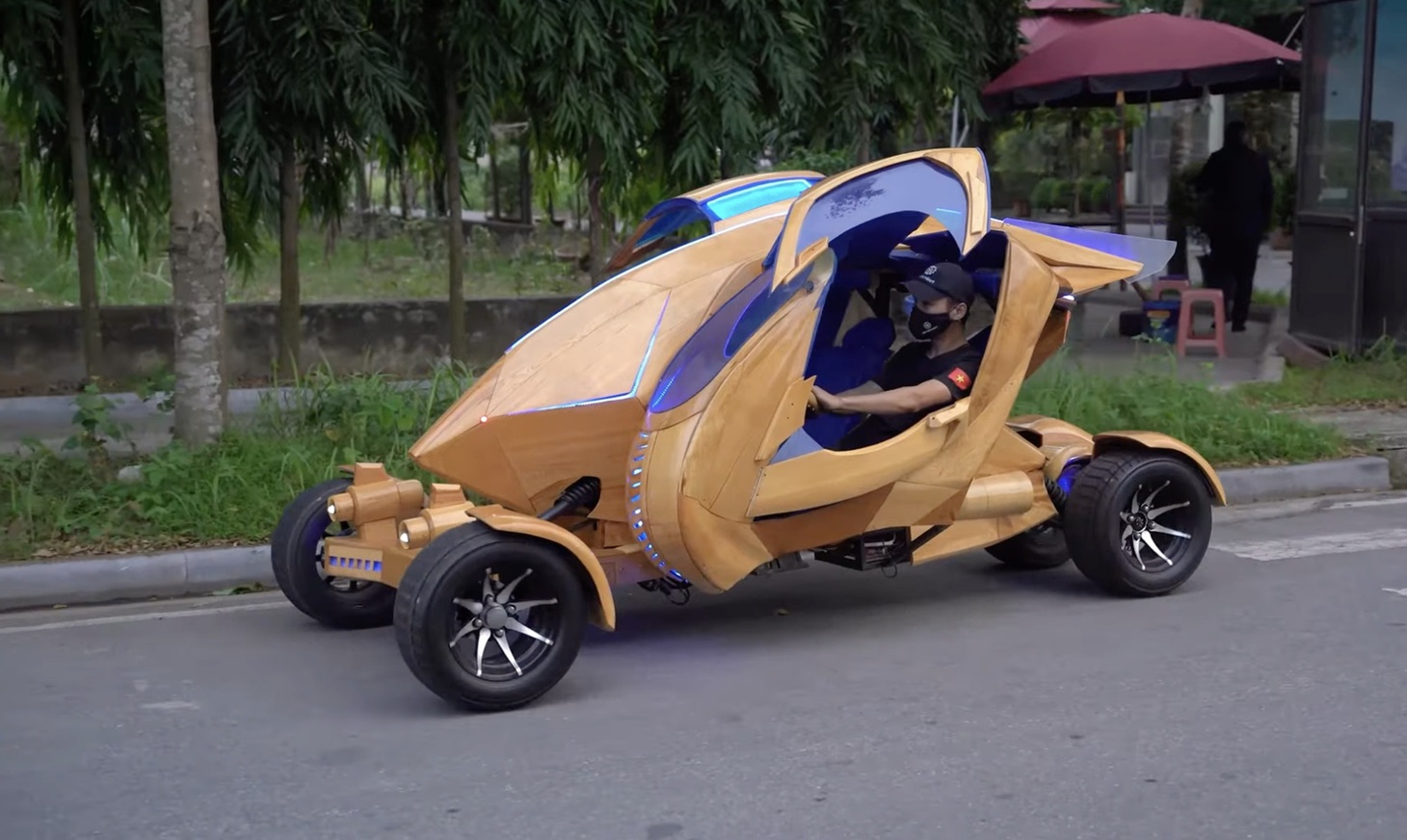 Trên tiêu đề của video, chủ kênh có ghi