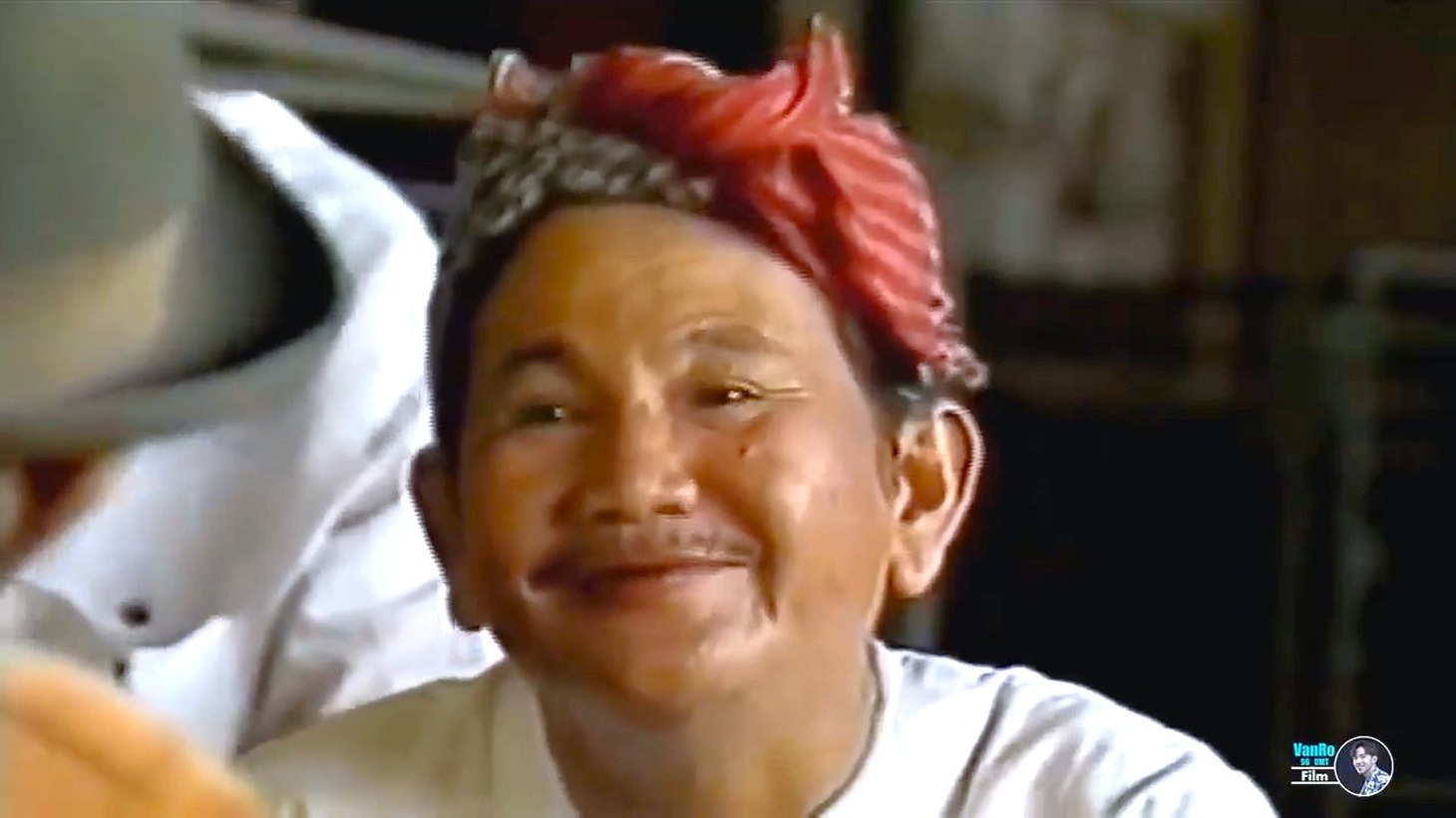 Tiếp đó, ngày 7-12, người được mệnh danh là "vua vọng cổ hài" Văn Hường cũng không chống chọi lại được quy luật tự nhiên, phải từ giã cõi đời sau nhiều năm bệnh nặng. Văn Hường chính là người đầu tiên ca bài vọng cổ hài Tư Ếch đi Sài Gòn của soạn giả Viễn Châu, mở đầu một thể loại ca vọng cổ tếu tếu, lạc quan, yêu đời, khác hẳn với không khí trầm buồn của bài ca cổ lâu nay. Và từ khởi đầu đó đến khi cuối đời, giọng ca của Văn Hường vẫn được bao người nghe đi nghe lại không chán. Khi còn sống, bài vọng cổ của ông đã làm người ta cười đã đời, rồi nghe tin ông ra đi, người mộ điệu lại khóc thật nhiều - Ảnh tư liệu