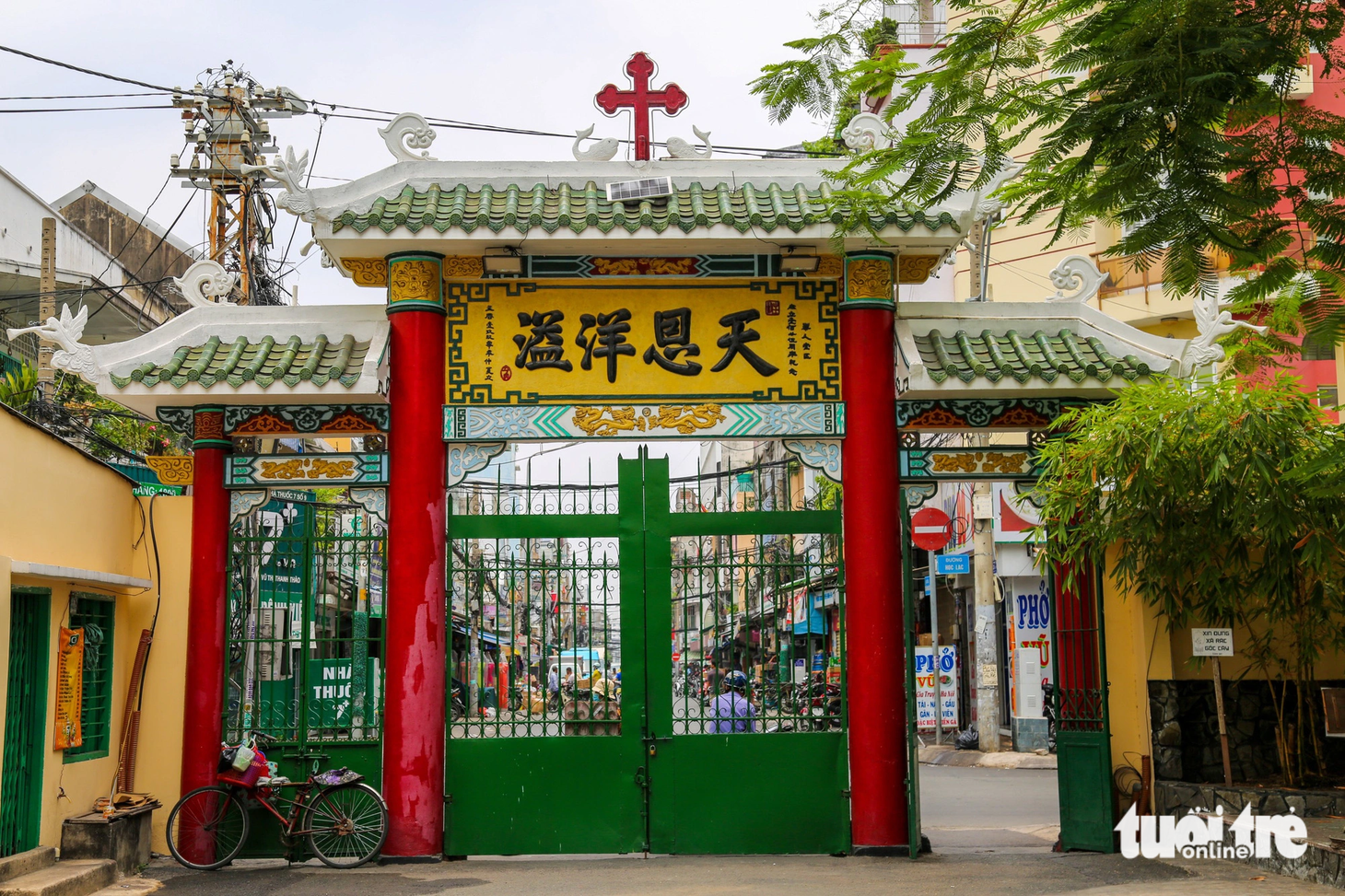 Nhà thờ này mang lối kiến trúc giao thoa giữa Gothic và Trung Hoa. Cổng vào thiết kế theo kiểu tam quan, mái có đầu đao, kiến trúc thường thấy ở cung đình, chùa chiền. Hai bên cây thánh giá có hai con cá tượng trưng cho hình ảnh "cá chép hóa rồng"