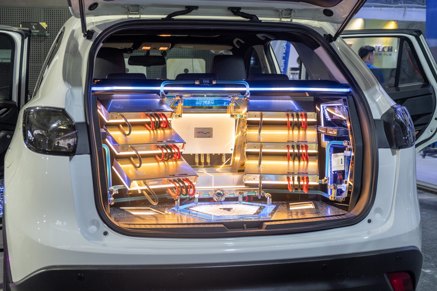 Ví dụ như chiếc Mazda CX-5 trưng bày tại gian hàng của Autobis được độ dàn âm thanh với tổng chi phí hơn 4 tỉ đồng - Ảnh: QUỐC MINH - BTC