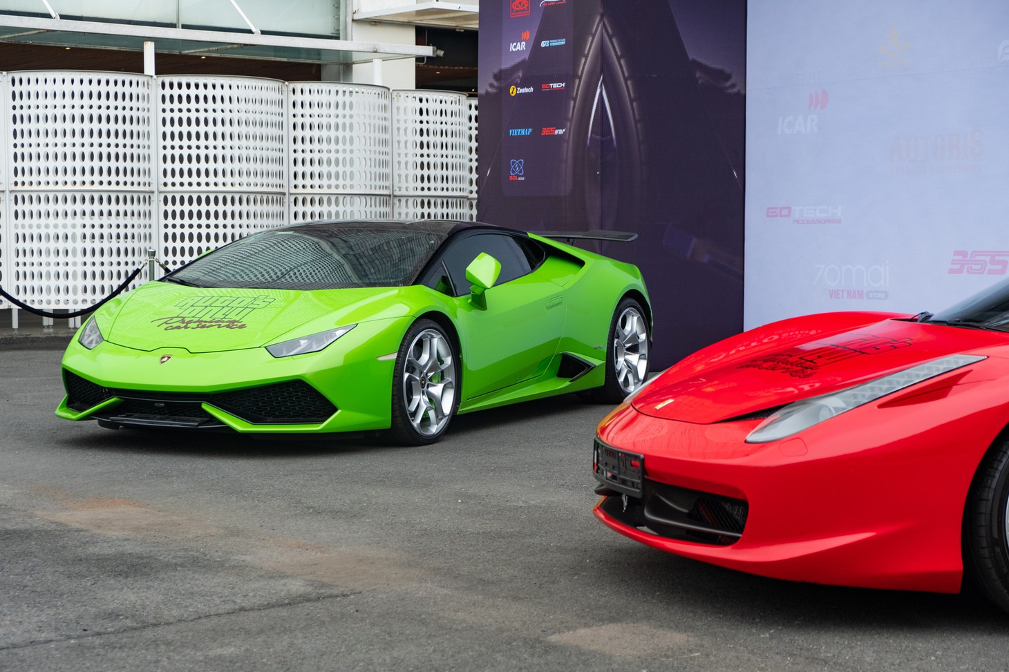 Ngay trước triển lãm là cặp đôi Lamborghini Huracan và Ferrari 458 Italia của Auto's Only. Đây là showroom, xưởng dịch vụ chuyên về siêu xe, xe siêu sang tại quận 7, TP.HCM. Auto's Only khá kín tiếng với người ngoài để đảm bảo sự riêng tư cho khách hàng - Ảnh: QUỐC MINH - BTC