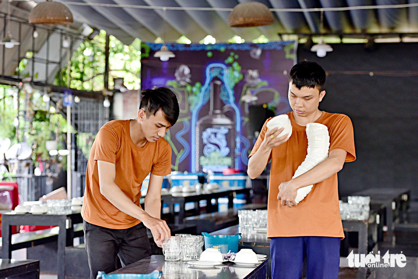 Những chàng "hiệp sĩ" vớt rác kênh rạch - Ảnh 4.