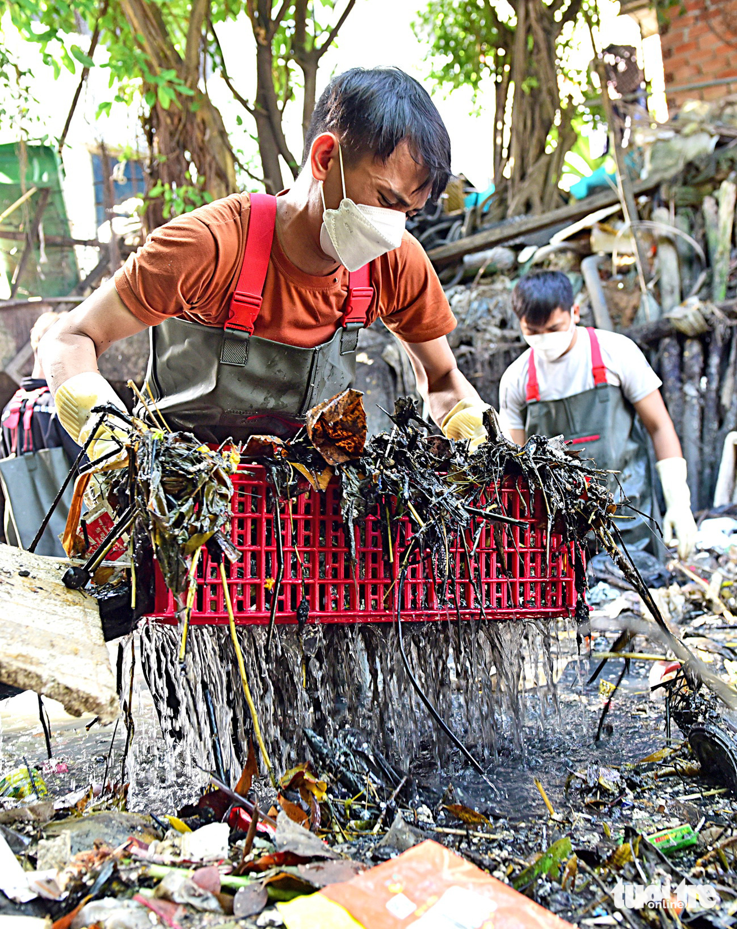 Những chàng "hiệp sĩ" vớt rác kênh rạch - Ảnh 5.
