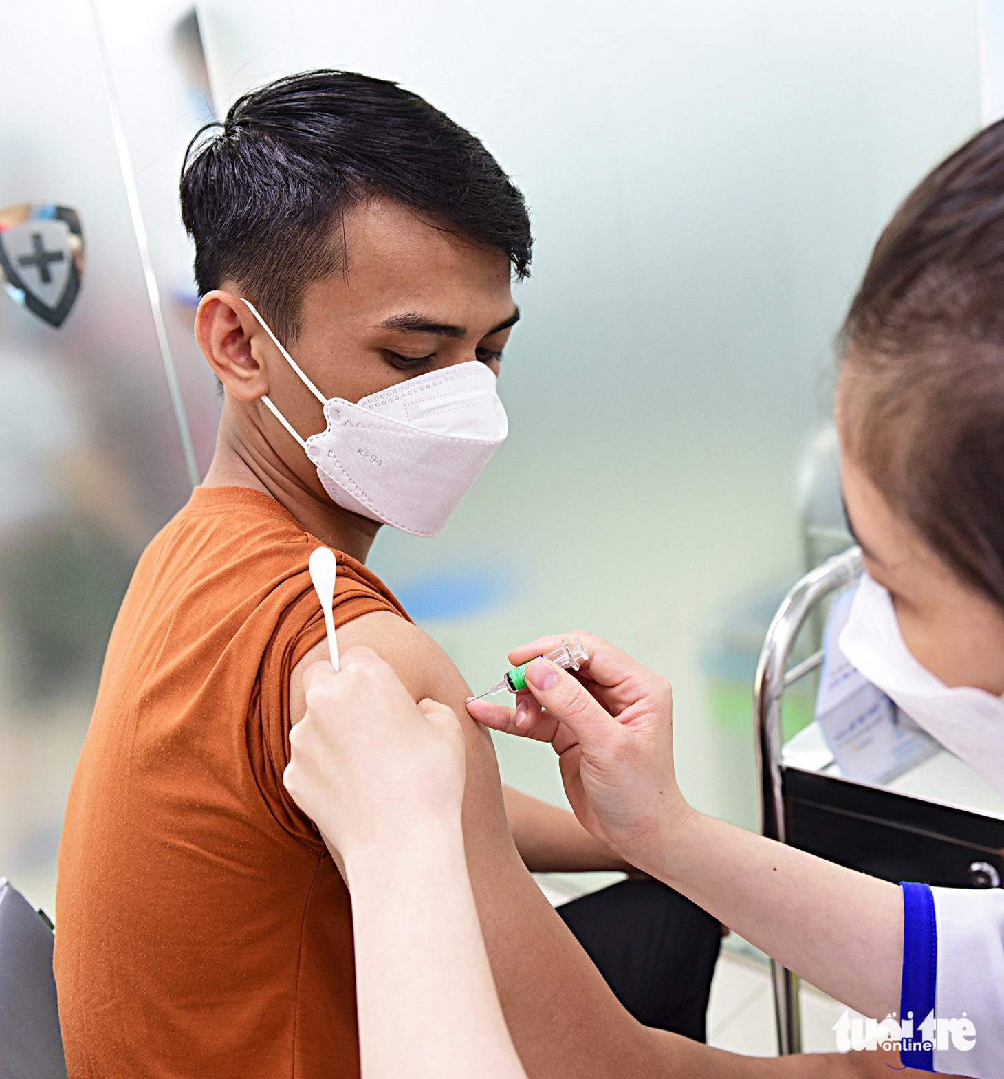 Những chàng "hiệp sĩ" vớt rác kênh rạch - Ảnh 7.