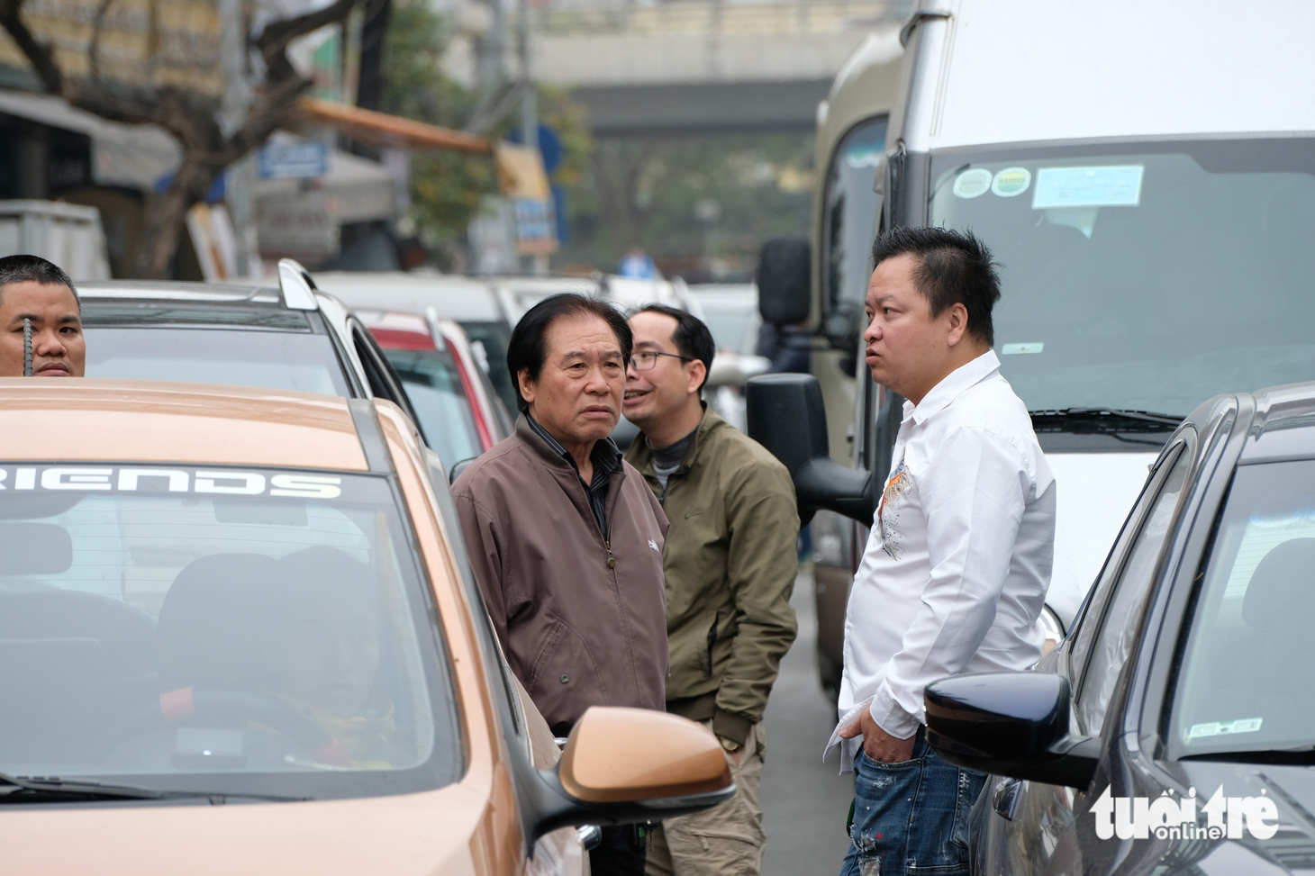 Chưa thoát cảnh ‘ăn đợi, nằm chờ’ dù đã có cảnh sát giao thông hỗ trợ đăng kiểm - Ảnh 4.